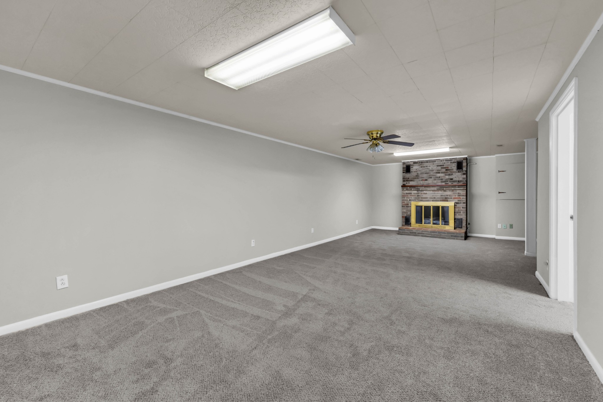 780 Rossview Road Clarksville, TN 37043 - Photo 28 of 40 en empty room with windows and fireplace