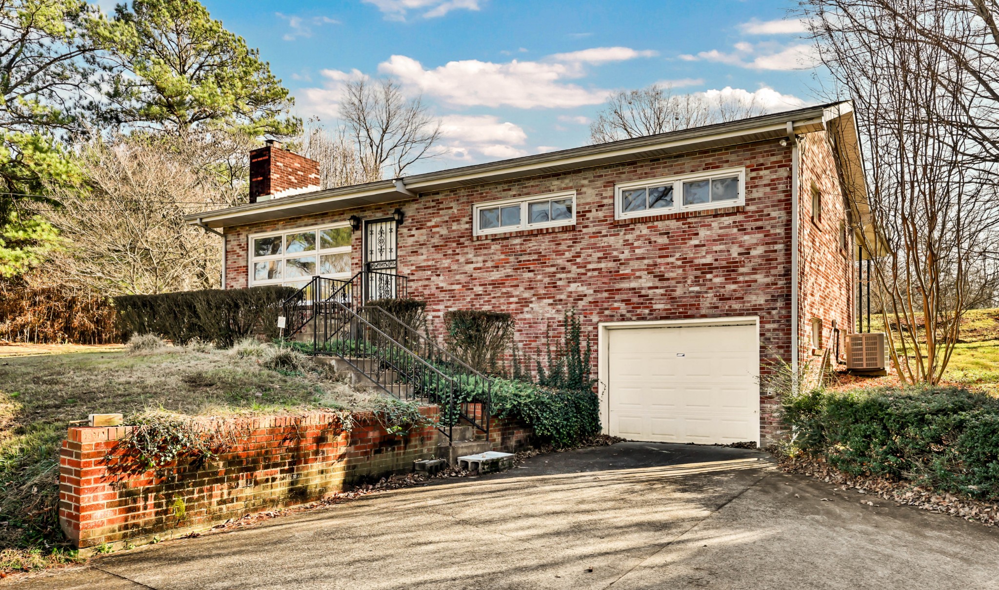 780 Rossview Road Clarksville, TN 37043 - Photo 3 of 40 front view of house with a yard