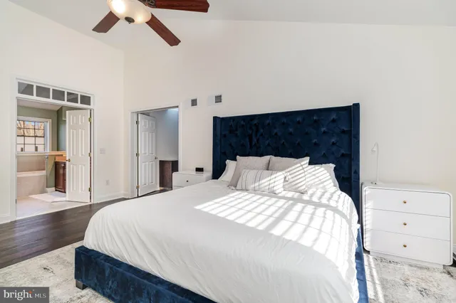 a view of yard with green space