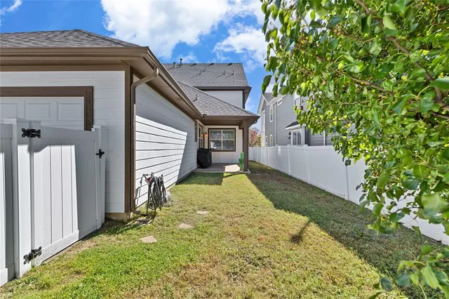 a view of back yard of the house