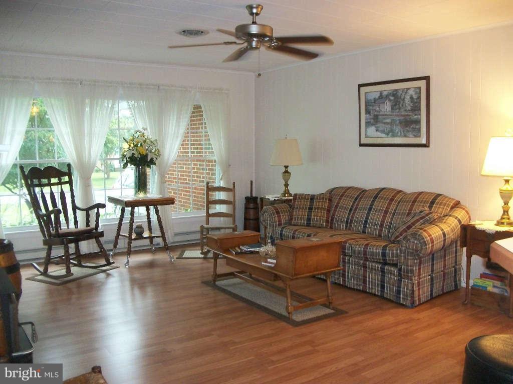 17 Algonquin Road Cambridge, MD 21613 - Photo 8 of 30 Living Room
