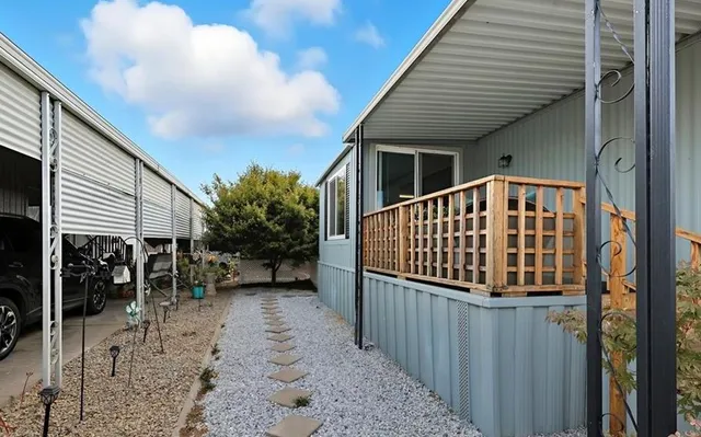 a view of entryway with a balcony