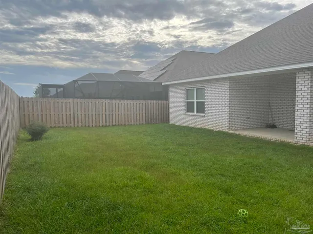 a view of an house with backyard
