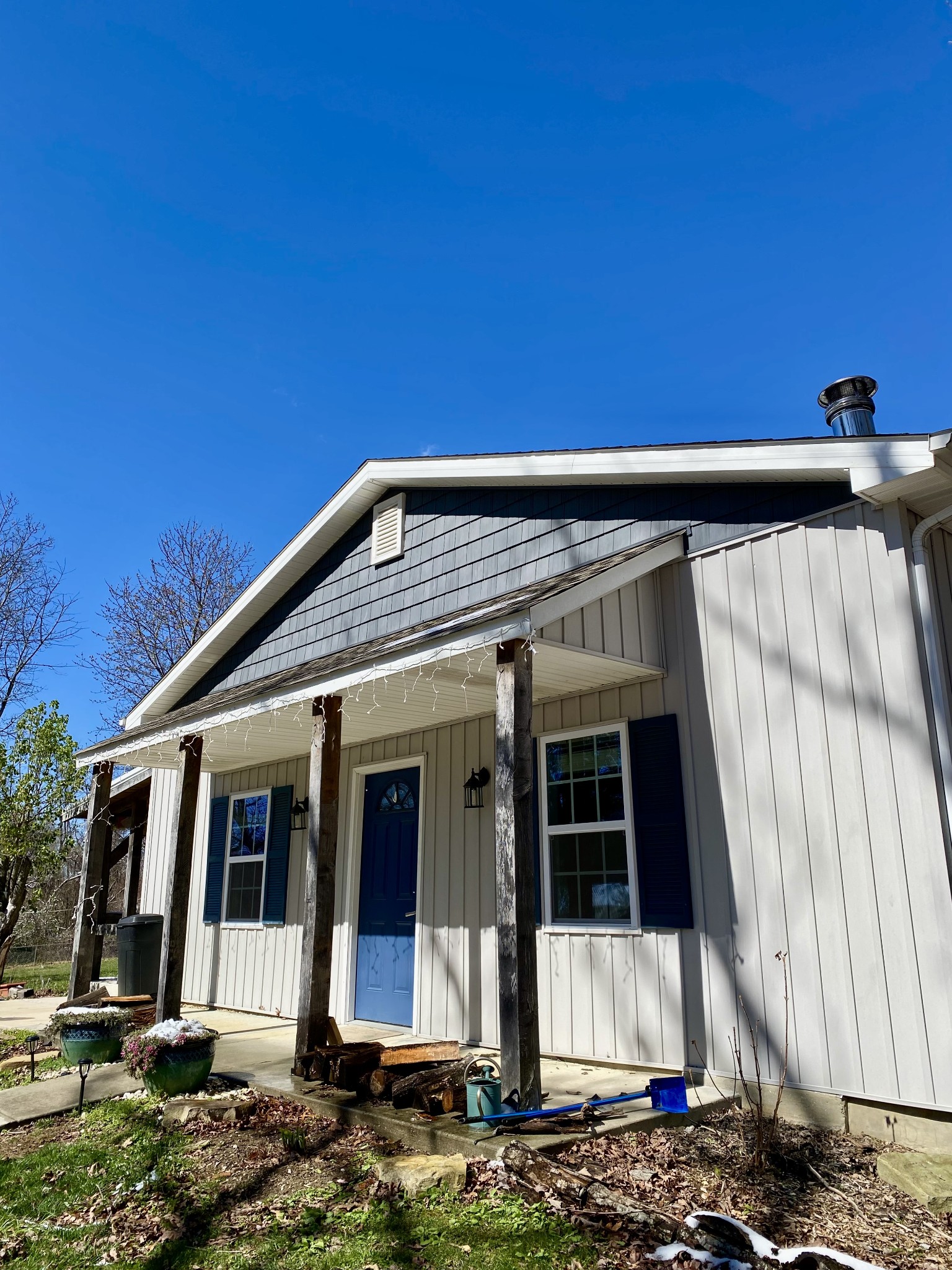 164 Rattlesnake Road McMinnville, TN 37110 - Photo 2 of 45 a front view of a house with a yard