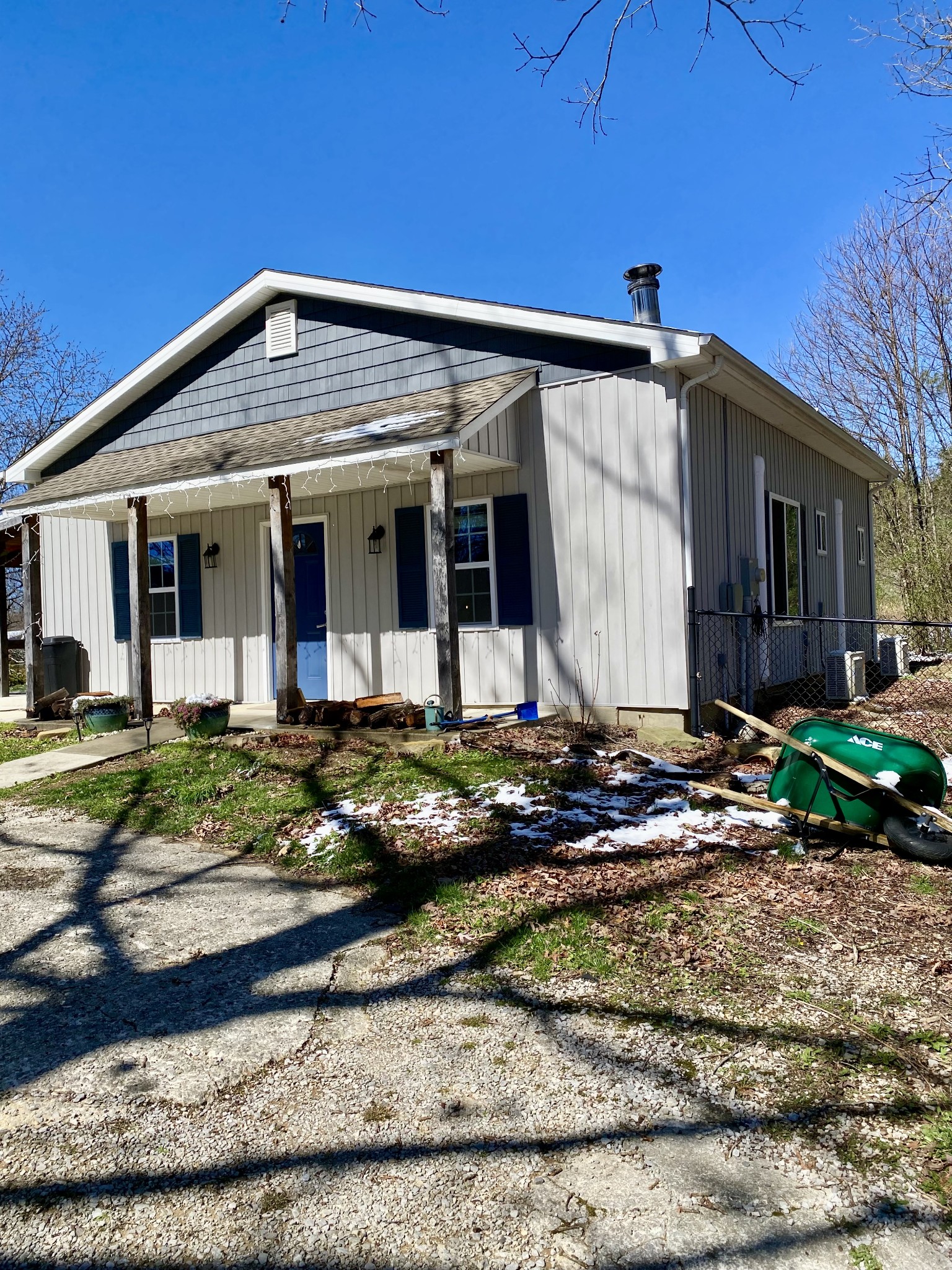 164 Rattlesnake Road McMinnville, TN 37110 - Photo 3 of 45 a front view of a house with garden