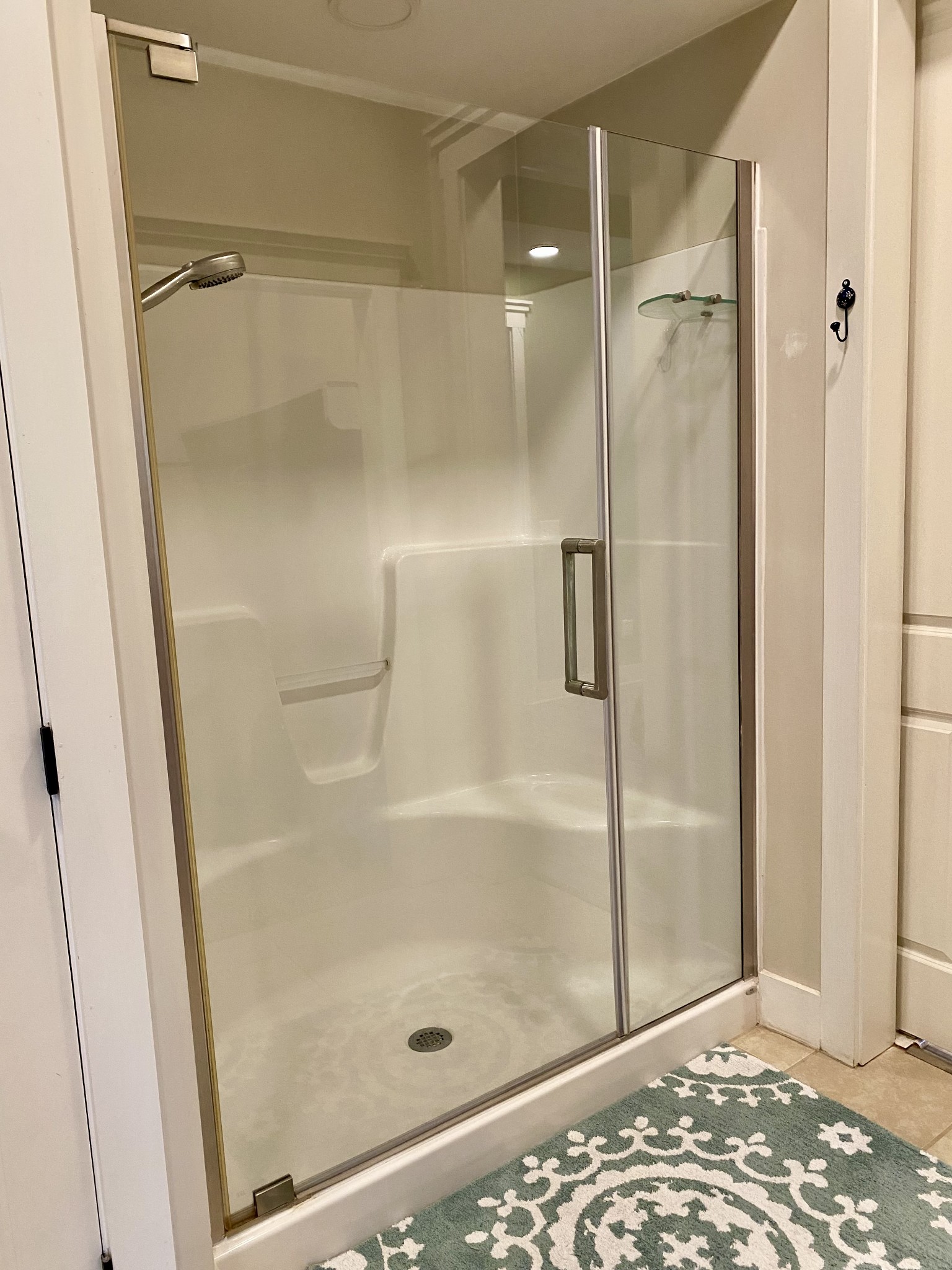 164 Rattlesnake Road McMinnville, TN 37110 - Photo 32 of 45 a bathroom with a bath tub