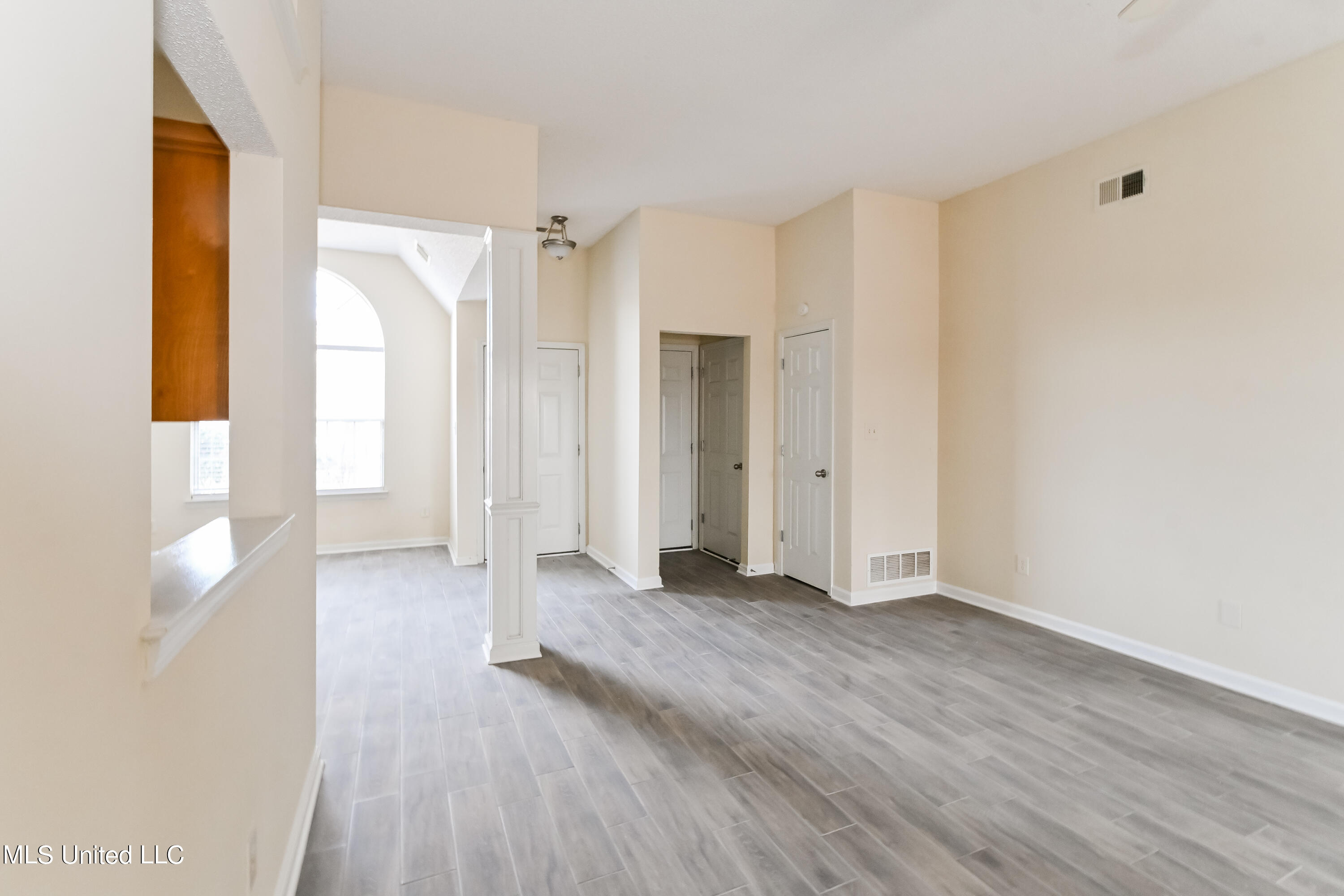 9959 Stage Run Drive Olive Branch, MS 38654 - Photo 2 of 15 017-photo-living-room-13553136