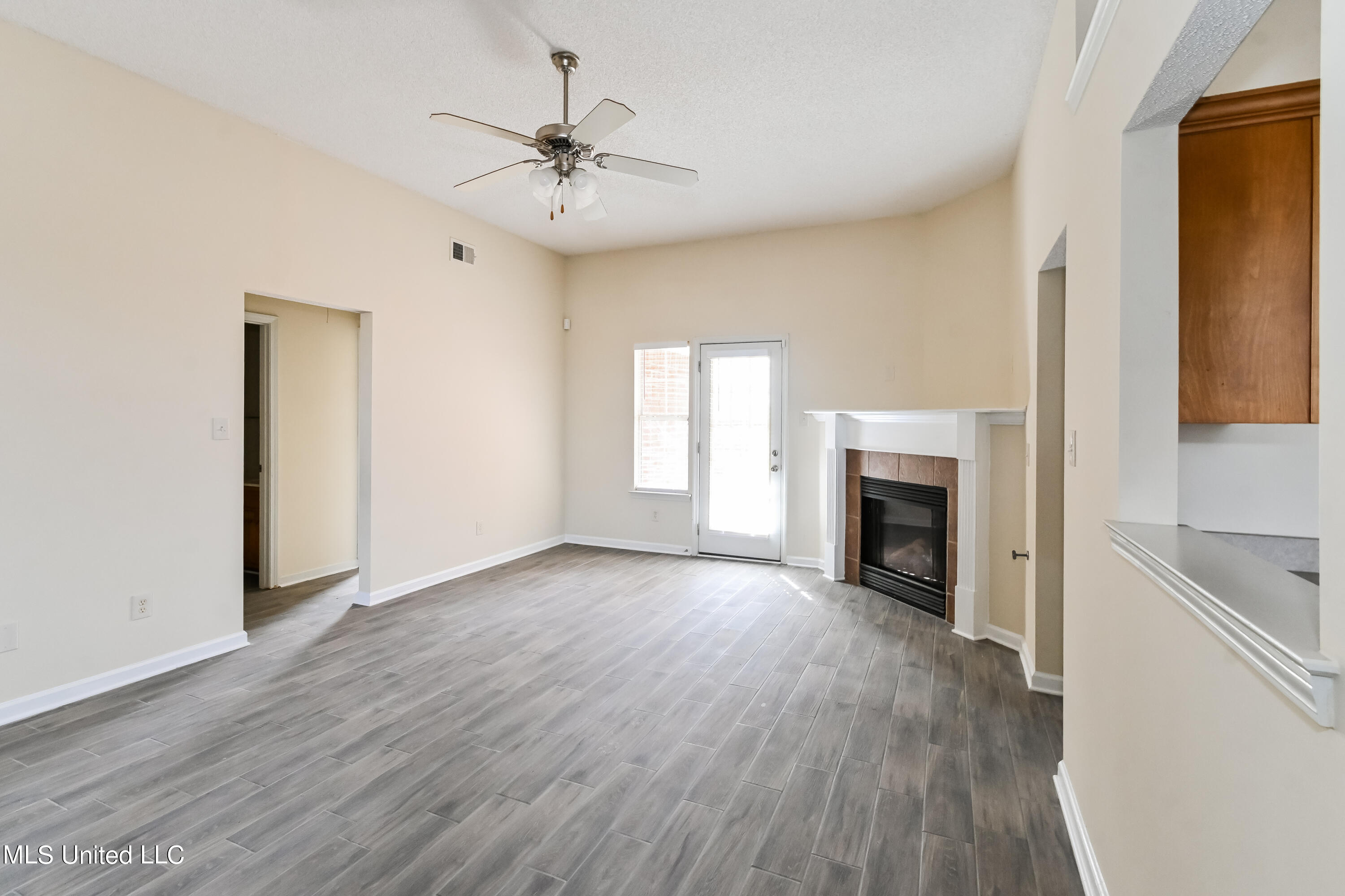 9959 Stage Run Drive Olive Branch, MS 38654 - Photo 3 of 15 018-photo-living-room-13553146