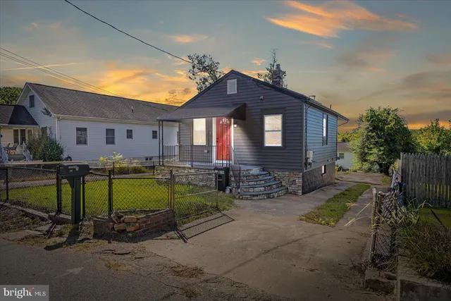 a view of front of a house with a yard