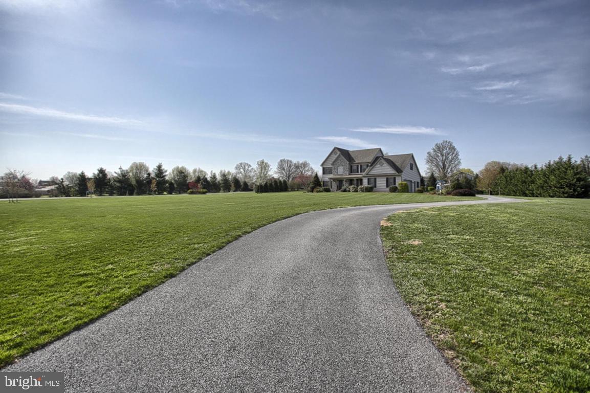 736 Rohen Ridge Drive Lititz, PA 17543 - Photo 5 of 32