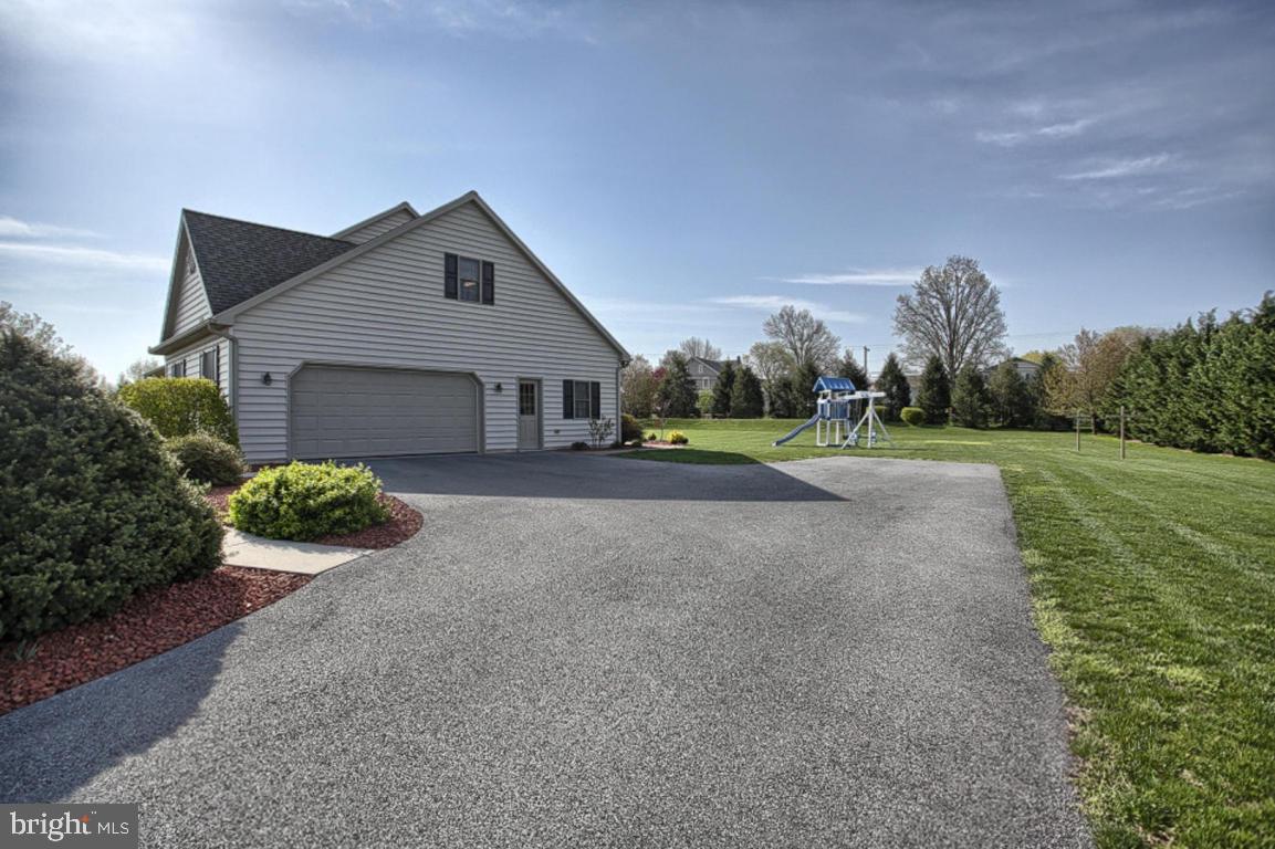 736 Rohen Ridge Drive Lititz, PA 17543 - Photo 6 of 32