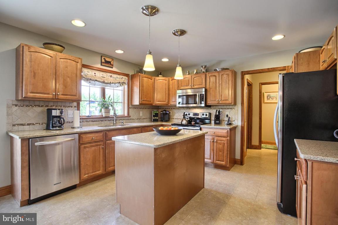 736 Rohen Ridge Drive Lititz, PA 17543 - Photo 8 of 32