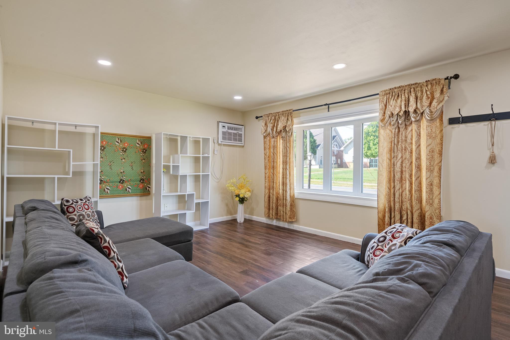 23 Quarry Road Leola, PA 17540 - Photo 4 of 39 Living Room