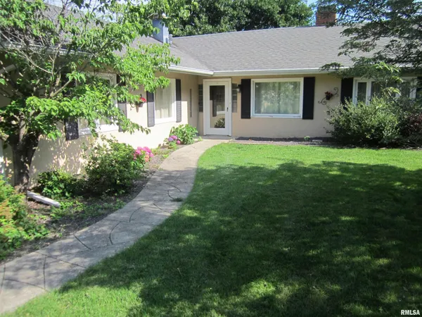 $129,900 | 208 West Myrtle Street, Mason City, IL 62664
