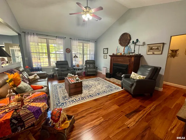 $365,000 | 17794 East Fairfield Road, Mount Vernon, IL 62864