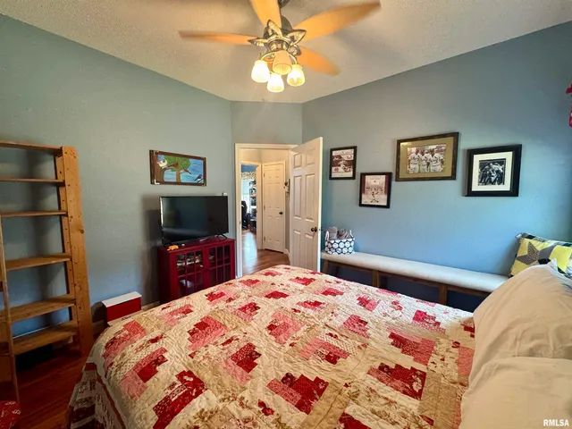 $365,000 | 17794 East Fairfield Road, Mount Vernon, IL 62864