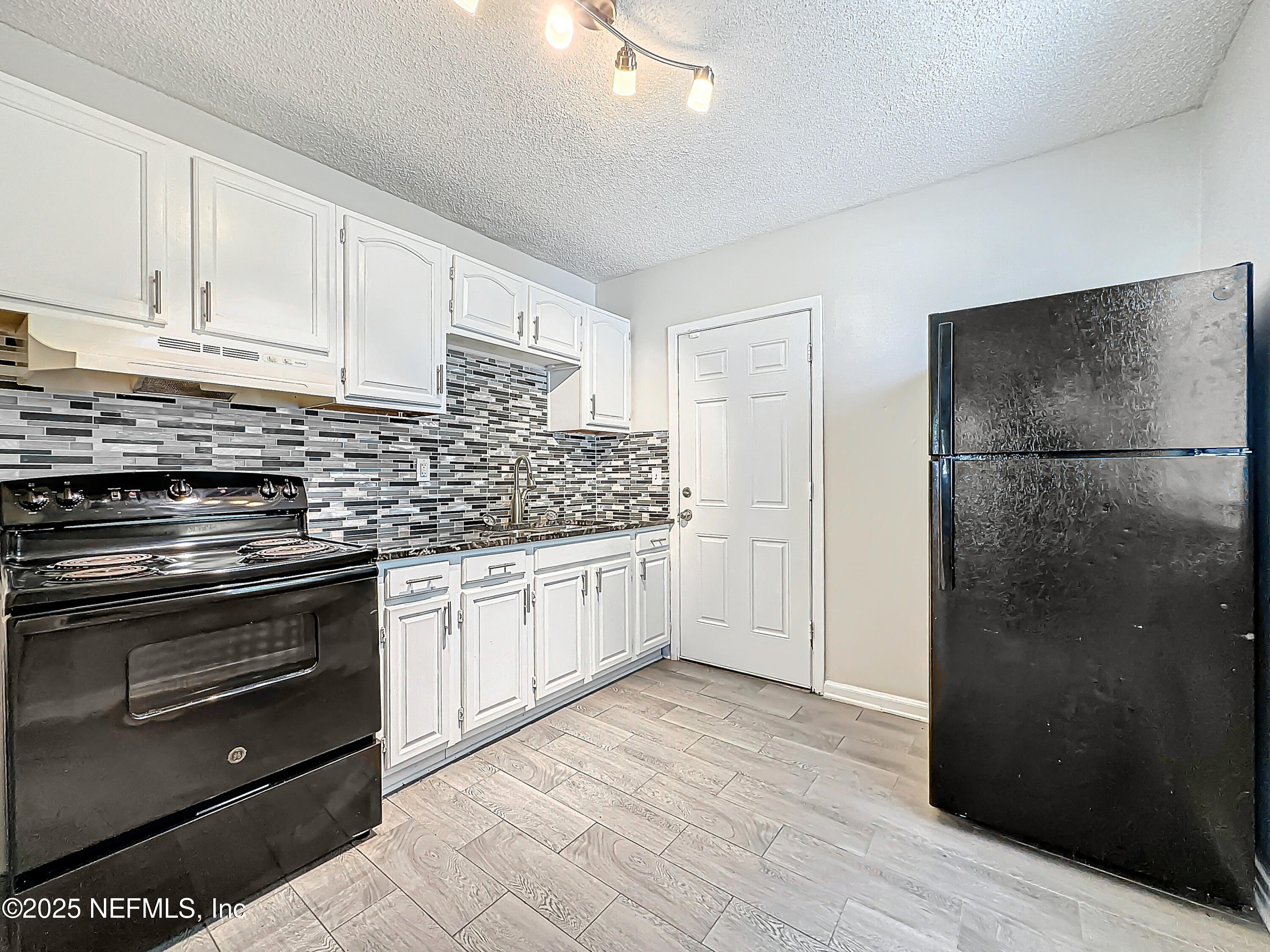 3812 Freeman Road Jacksonville, FL 32207 - Photo 6 of 10 Kitchen