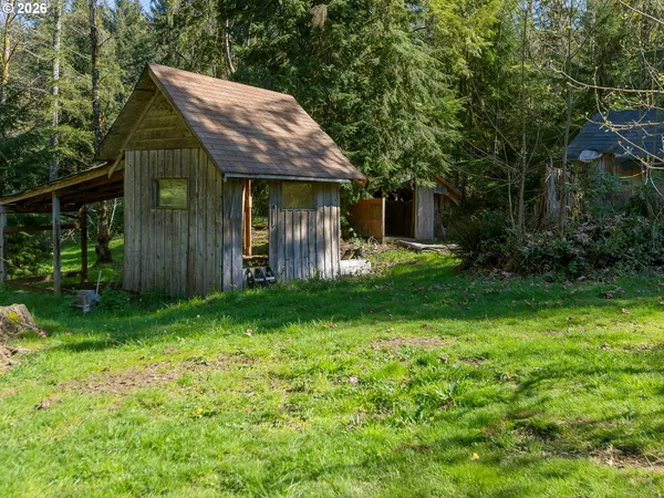 a view of a house with backyard and garden