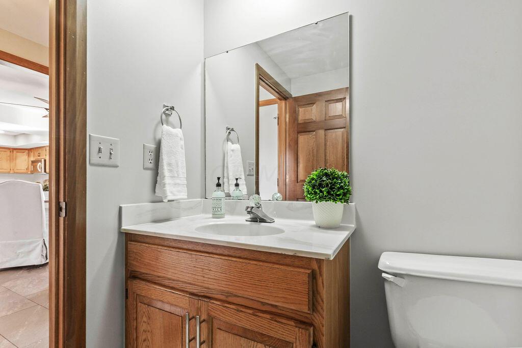 546 Clotts Road Columbus, OH 43230 - Photo 10 of 41 Half Bathroom