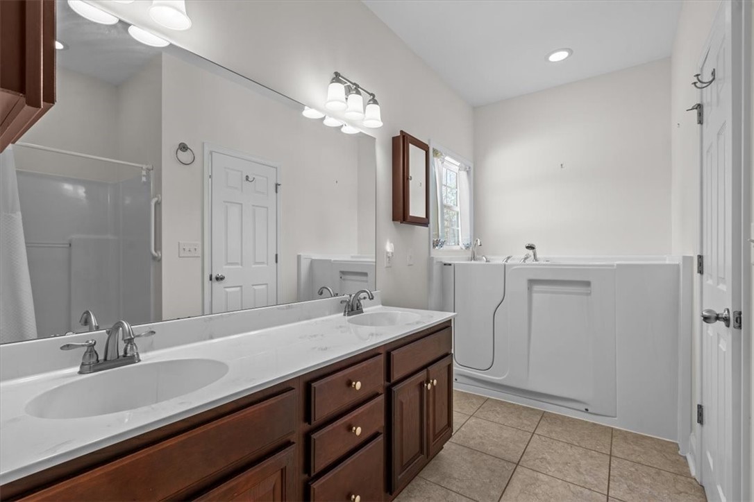 203 Ridge Springs Road Cleveland, SC 29635 - Photo 17 of 38 Master Bath