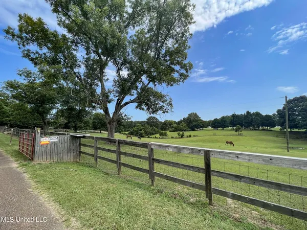 $450,000 | 14912 B 35th Highway, Batesville, MS 38606