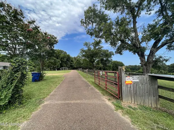 $450,000 | 14912 B 35th Highway, Batesville, MS 38606