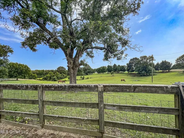 $450,000 | 14912 B 35th Highway, Batesville, MS 38606