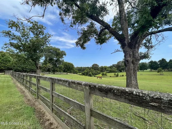 $450,000 | 14912 B 35th Highway, Batesville, MS 38606