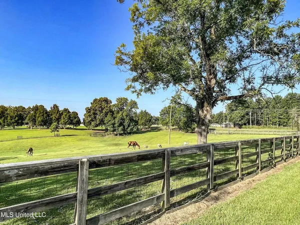 $450,000 | 14912 B 35th Highway, Batesville, MS 38606