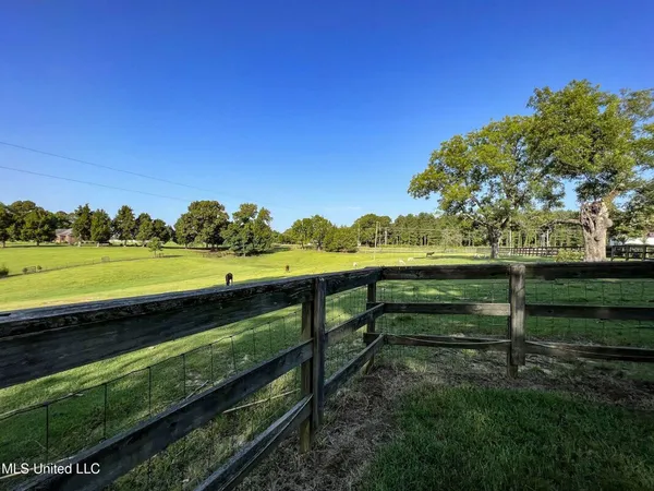 $450,000 | 14912 B 35th Highway, Batesville, MS 38606