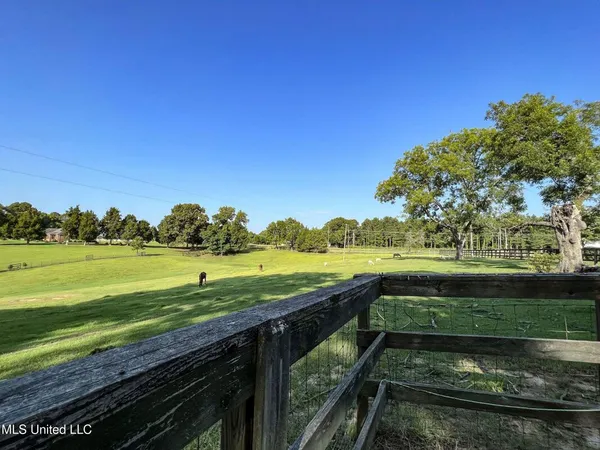 $450,000 | 14912 B 35th Highway, Batesville, MS 38606