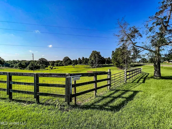 $450,000 | 14912 B 35th Highway, Batesville, MS 38606