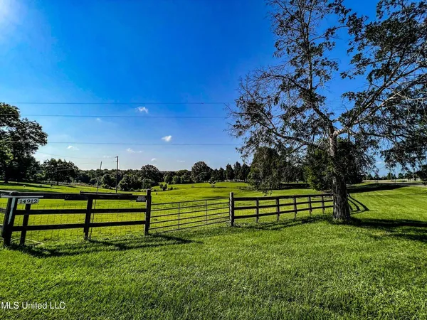 $450,000 | 14912 B 35th Highway, Batesville, MS 38606