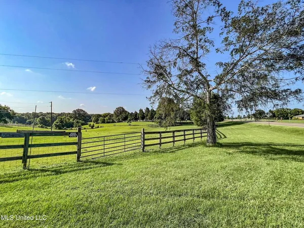 $450,000 | 14912 B 35th Highway, Batesville, MS 38606