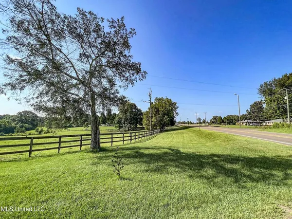 $450,000 | 14912 B 35th Highway, Batesville, MS 38606