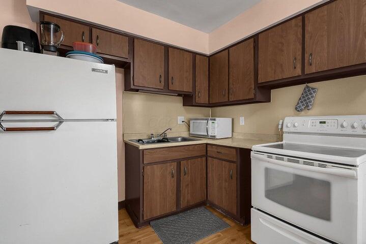 5690 Beechcroft Road, Unit B Columbus, OH 43229 - Photo 6 of 20 kitchen 3