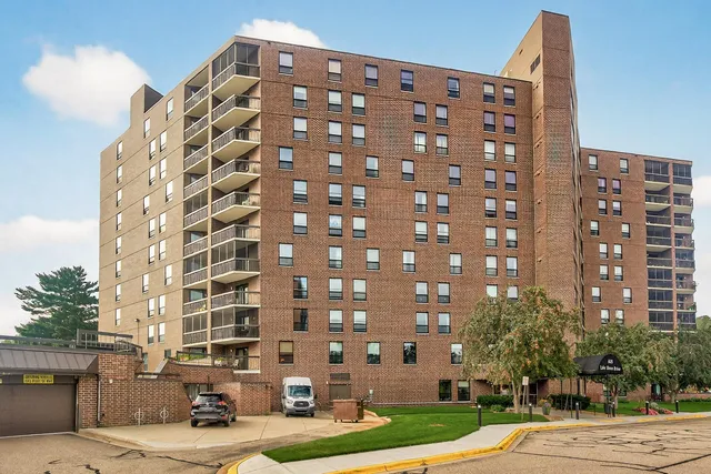 $114,900 | 6615 Lake Shore Drive South, Unit 302, Richfield, MN 55423