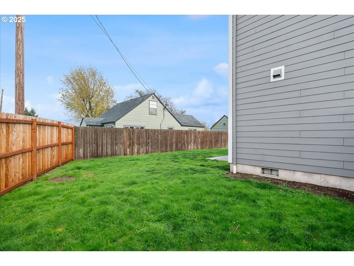 1010 Turtledove Loop Lebanon, OR 97355 - Photo 35 of 36 a view of a backyard with wooden fence