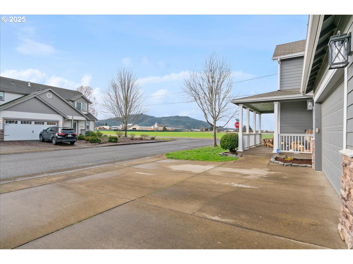 1010 Turtledove Loop Lebanon, OR 97355 - Photo 36 of 36 a view of outdoor space with garden view