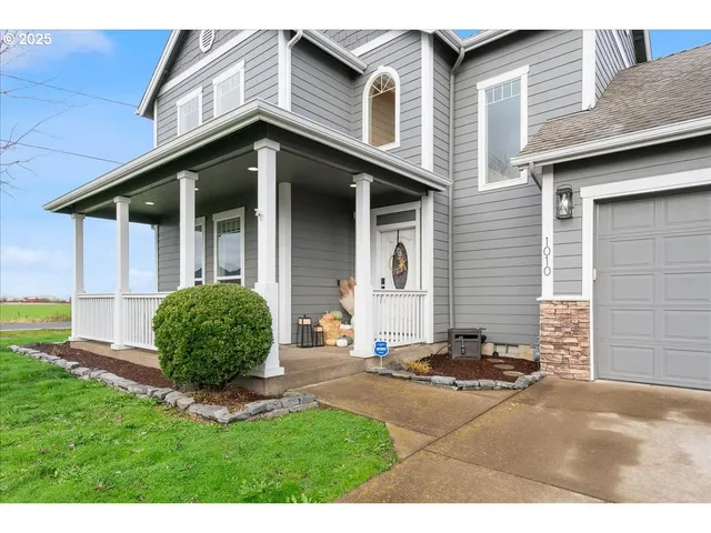 a view of a house with backyard and porch