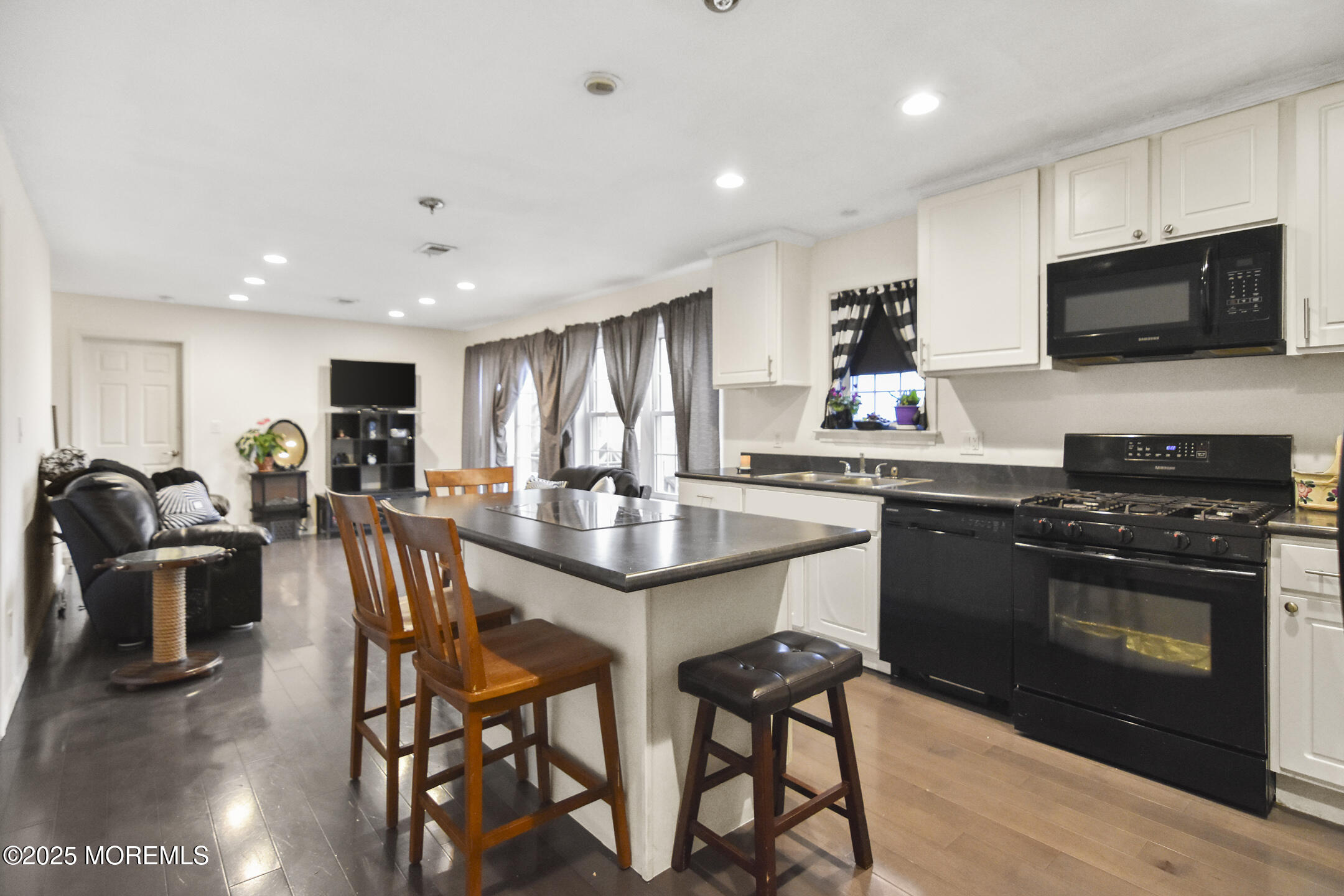 636 Main Street Belford, NJ 07718 - Photo 11 of 39 DSC_0092