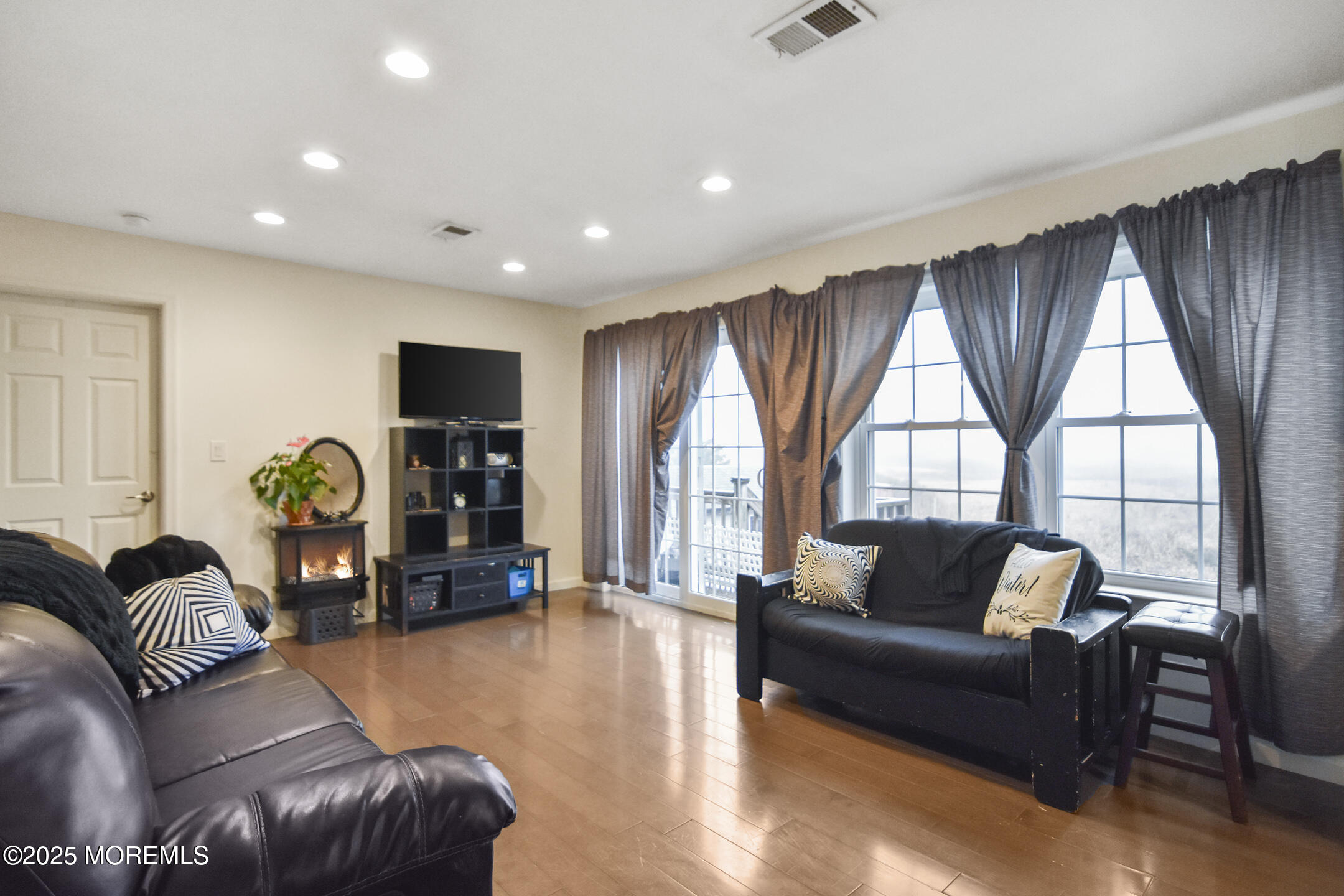 636 Main Street Belford, NJ 07718 - Photo 6 of 39 DSC_0127