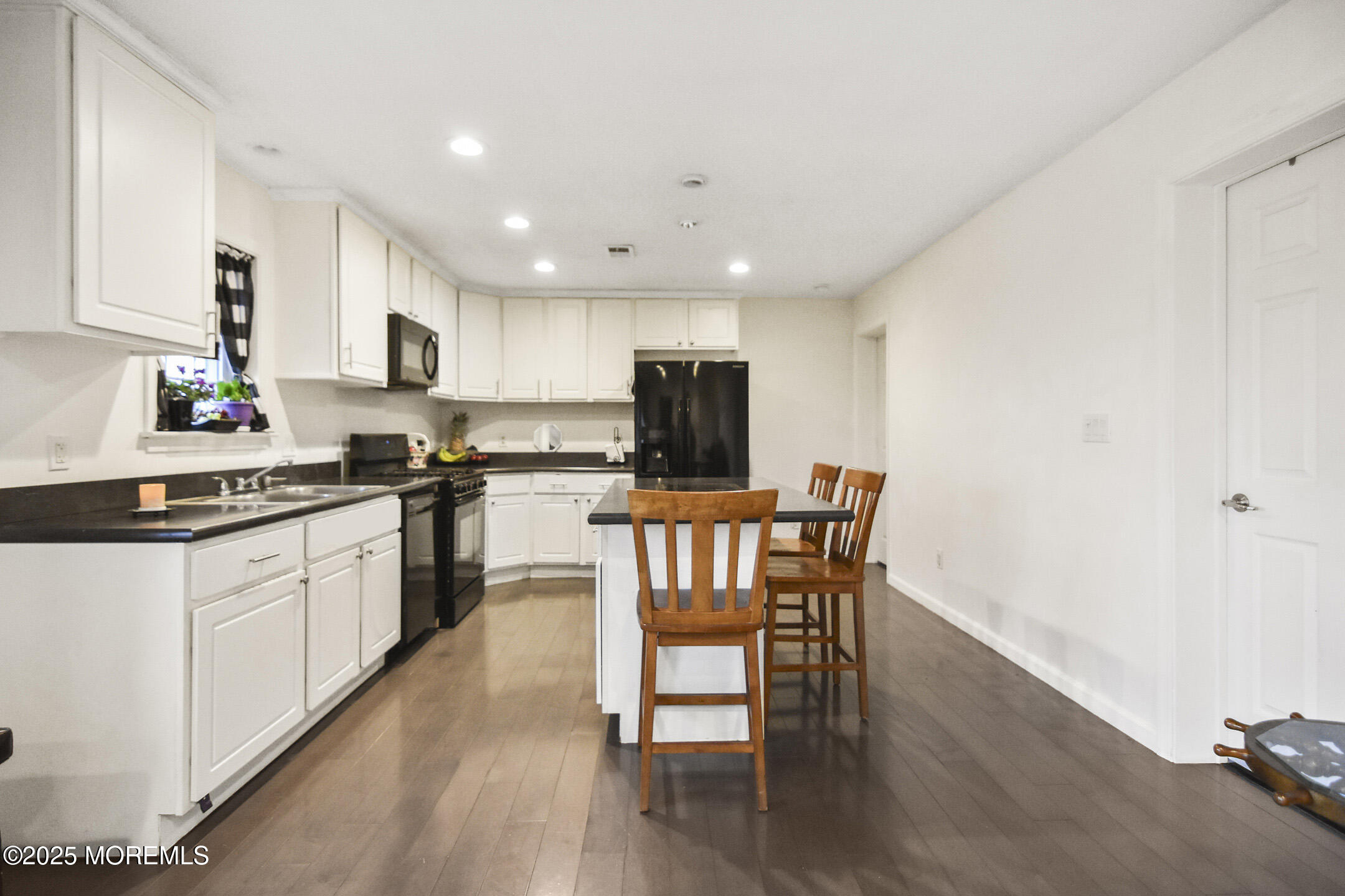 636 Main Street Belford, NJ 07718 - Photo 10 of 39 DSC_0103