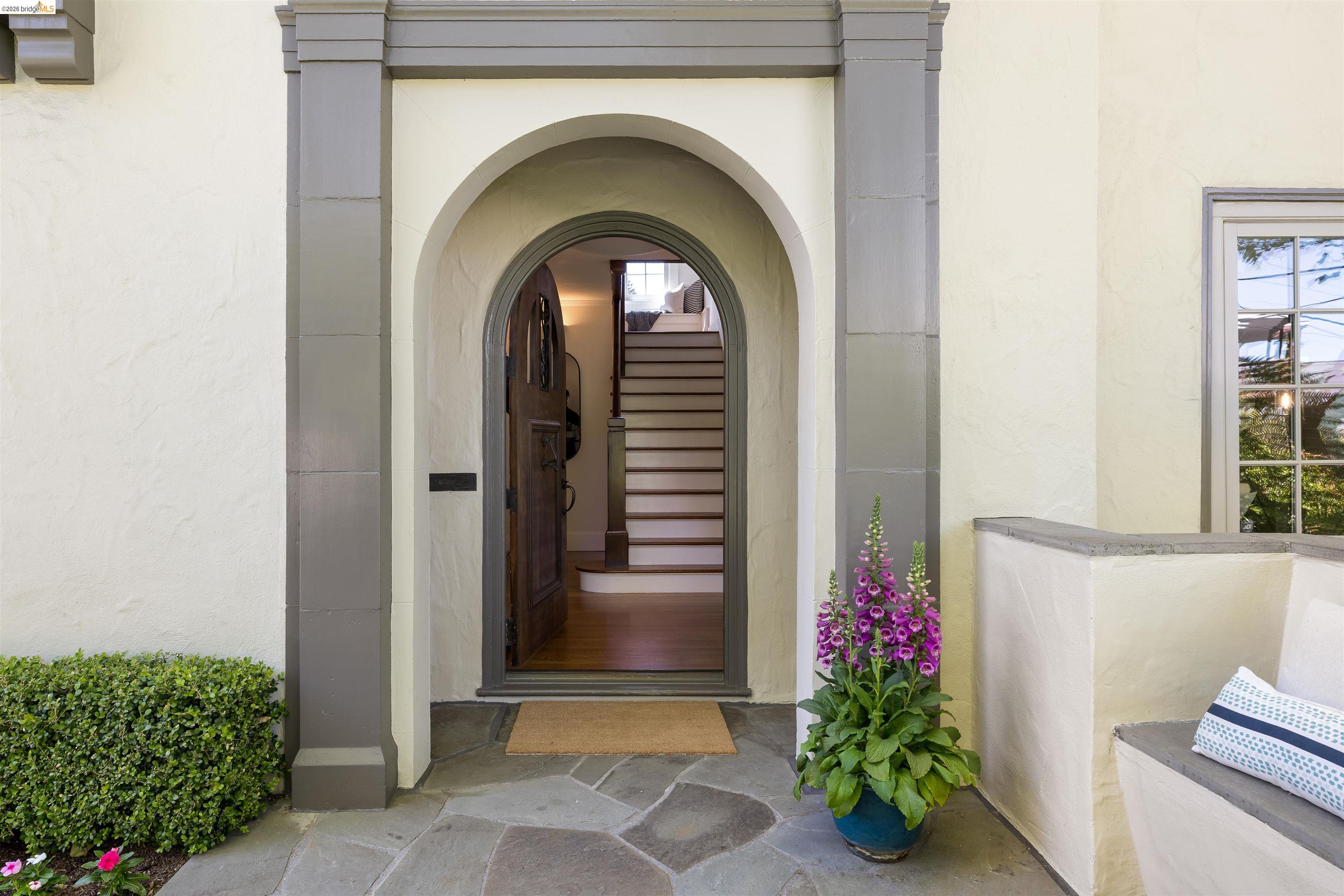 900 Euclid Avenue Berkeley, CA 94708 - Photo 5 of 54 a view of a entryway with flower pots