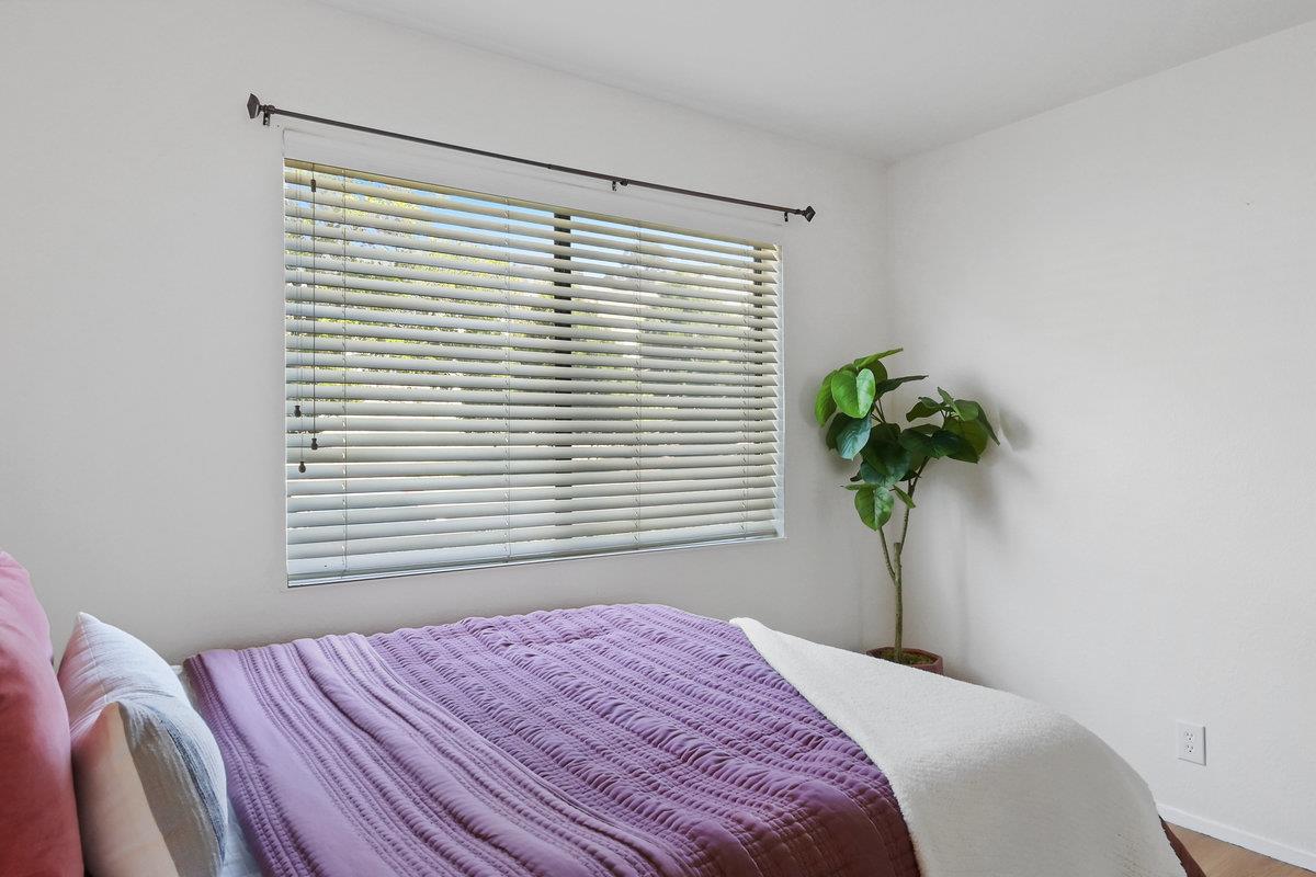 900 Cambridge Drive, Unit 181 Benicia, CA 94510 - Photo 22 of 38 a bedroom with a bed and a window