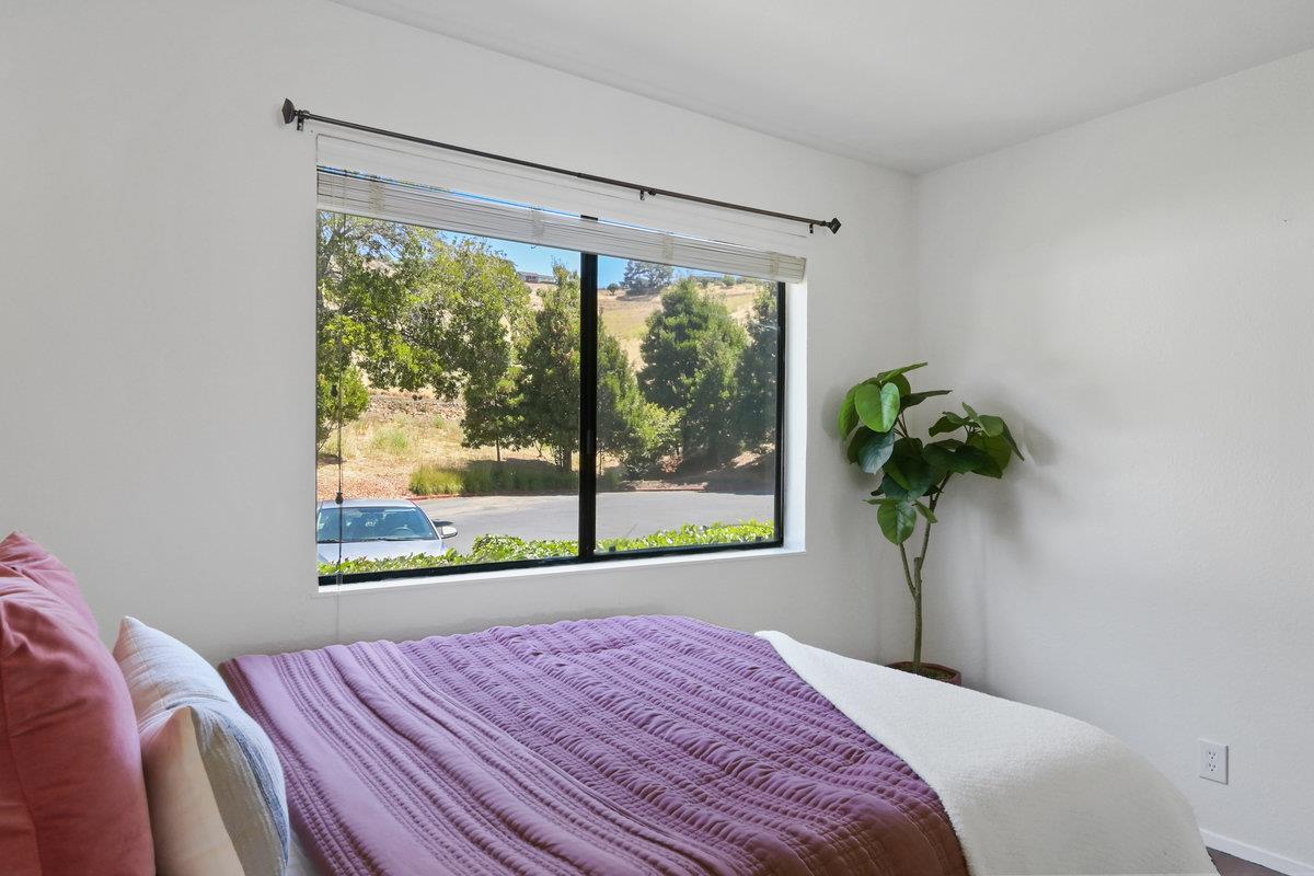 900 Cambridge Drive, Unit 181 Benicia, CA 94510 - Photo 23 of 38 a bedroom with a bed and a window