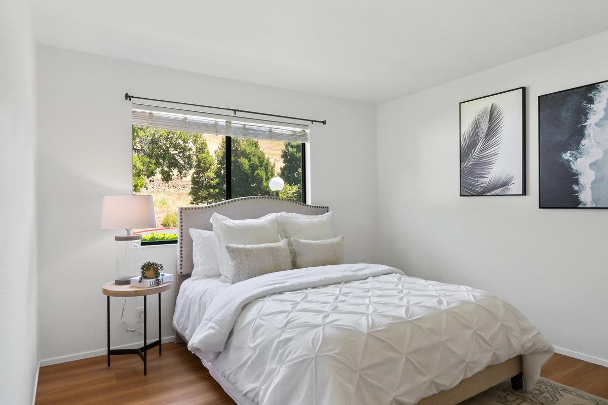 900 Cambridge Drive, Unit 181 Benicia, CA 94510 - Photo 24 of 38 a bedroom with a bed and a large window