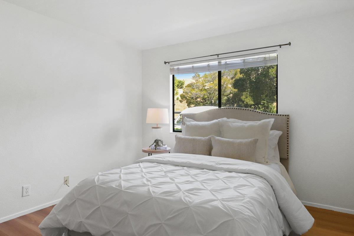 900 Cambridge Drive, Unit 181 Benicia, CA 94510 - Photo 25 of 38 a bedroom with a large bed and a window
