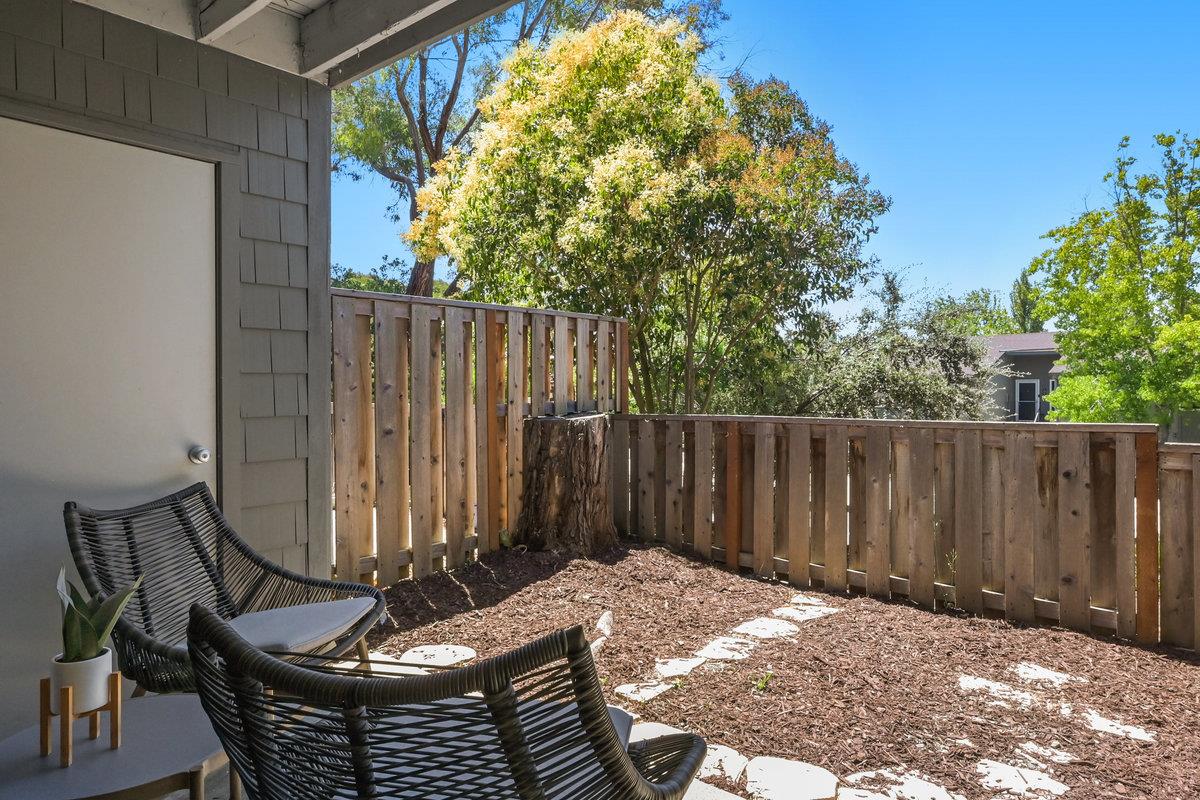 900 Cambridge Drive, Unit 181 Benicia, CA 94510 - Photo 31 of 38 a patio with a table and chairs