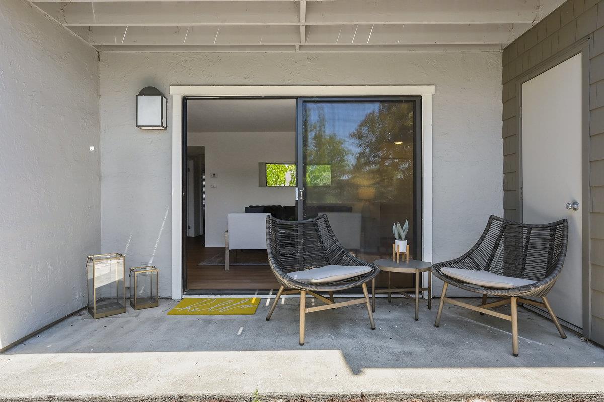 900 Cambridge Drive, Unit 181 Benicia, CA 94510 - Photo 32 of 38 a living room with a couch and a table